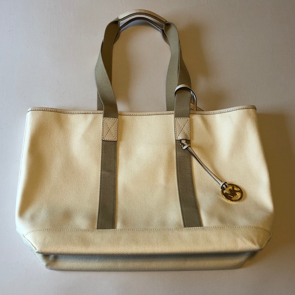 🔥 Michael Kors Large Cream “Bryce” Grab Bag 🔥